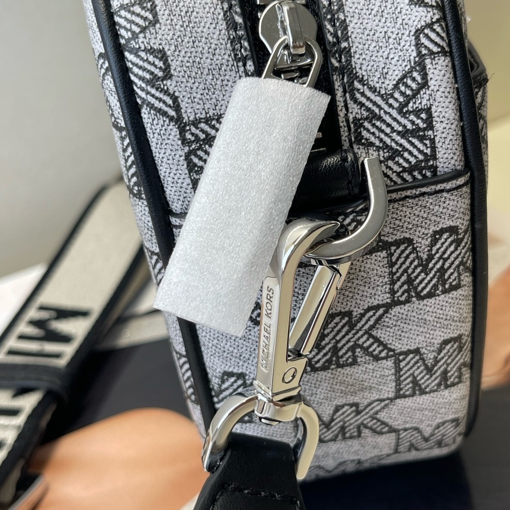 (new+tag) Michael Kors jet set travel oval camera crossbody color black/white - Picture 11 of 12